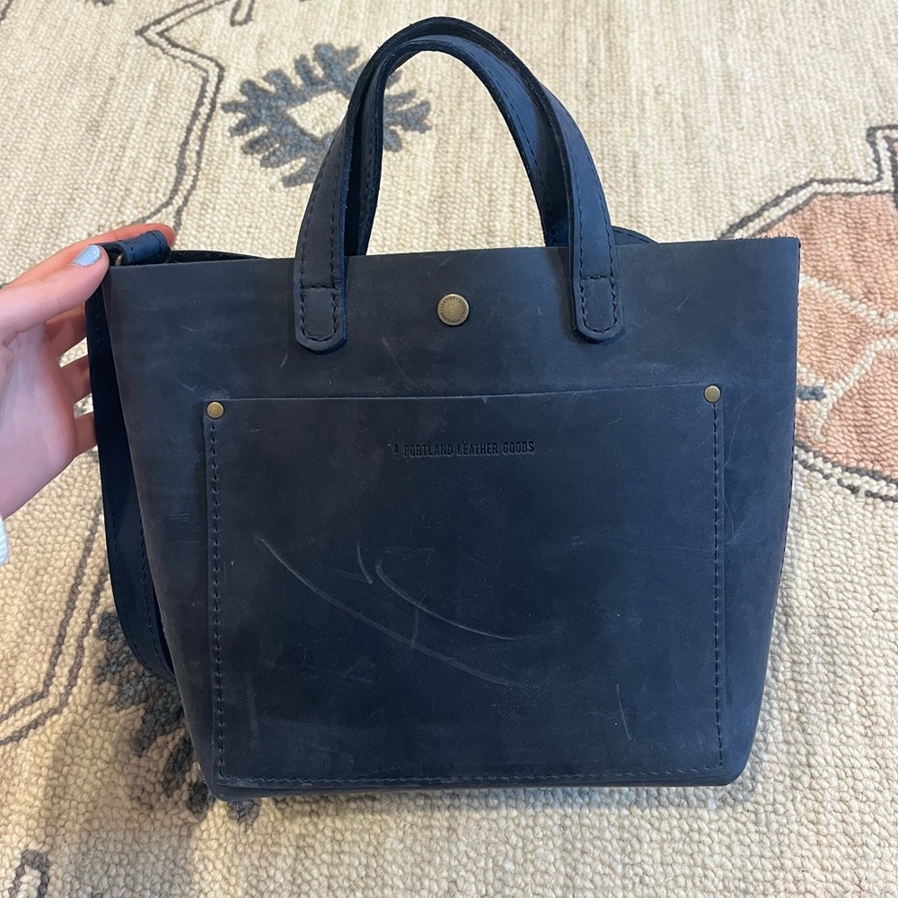 100% leather navy tote/crossbody bag.